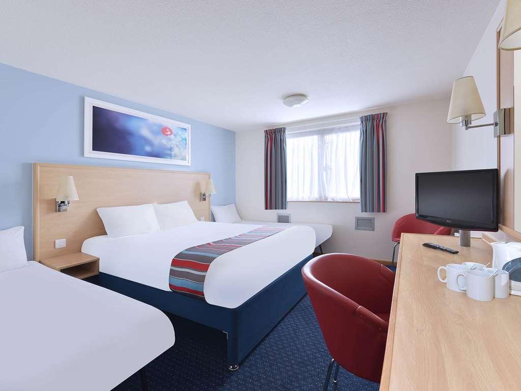 Travelodge Lutterworth Leicester Room photo