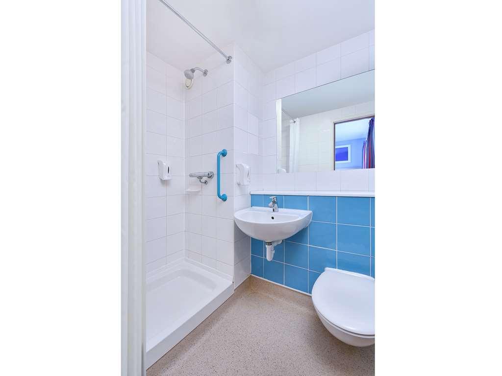 Travelodge Lutterworth Leicester Room photo